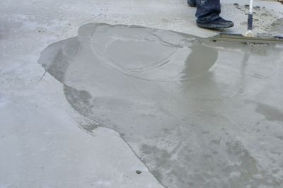 Finishing concrete surfaces